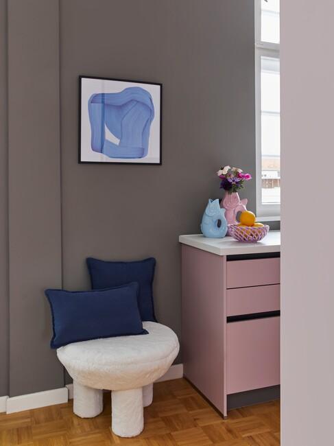 meidenkamer met grijze muur en kunst aan de muur
