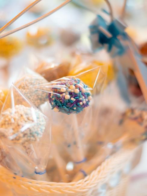 Snoepjes als tafeldecoratie op een communiefeest.