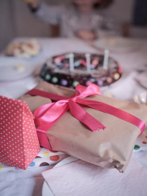 Verjaardagscadeau verpakt in papier met een roze lint