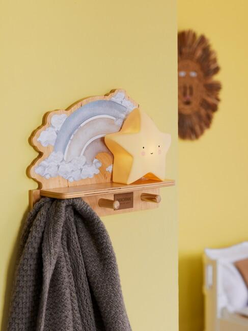 gele muur in babykamer met nachtlampje