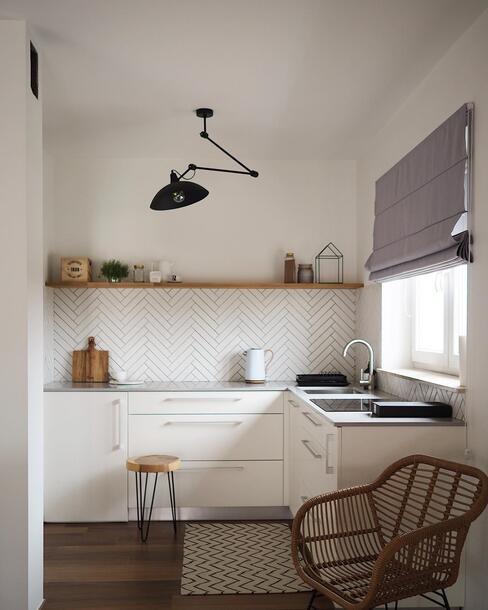 opgeruimde kleine keuken met wandplanken