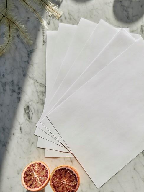 Trouwkaarten Header Marmer blad met sinaasappelen met witte bladeren