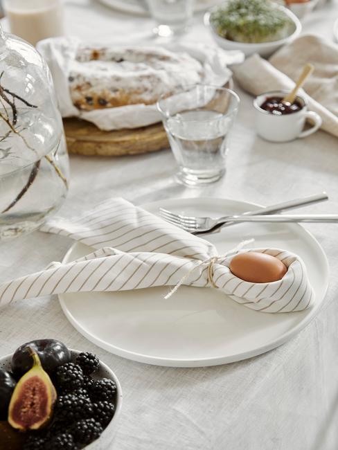 paastafel met servet in vorm van paashaas
