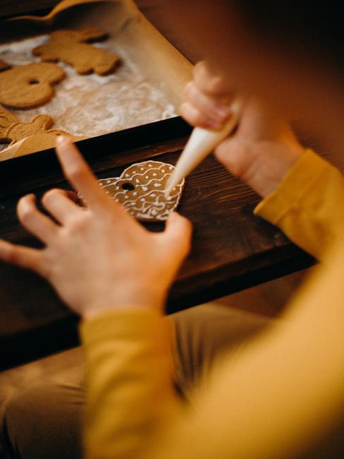 Kinderen maken kerstkoekjes in de keuken