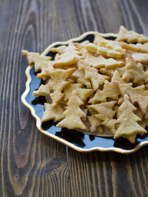 Gebakjes op een zwarte plaat op een houten tafel