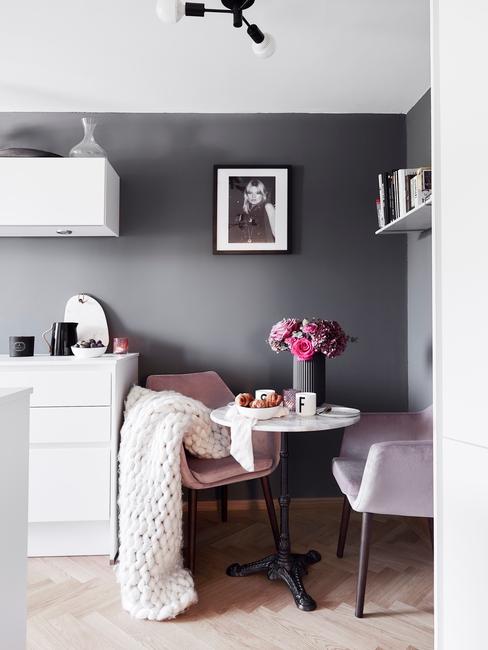 Kleine keuken met ronde marmeren tafel