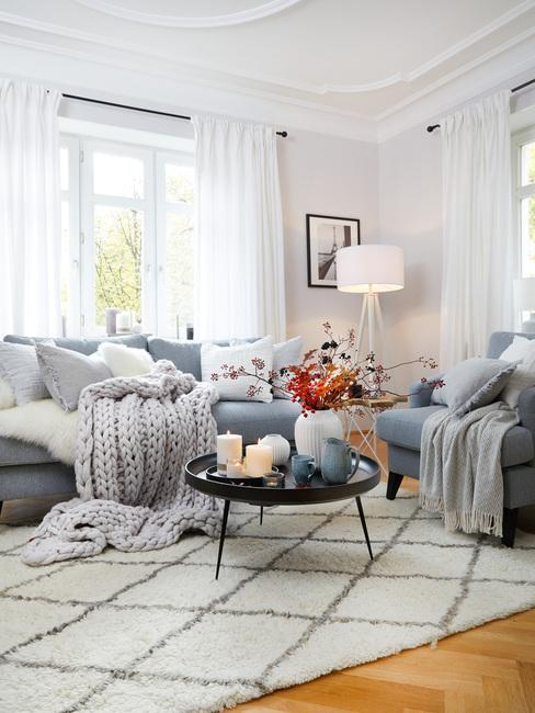 Woonkamer in Scandinavische stijl met comfortabele zitbank en zachte plaid