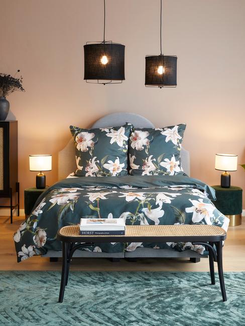 slaapkamer met grijs bed en dekbedovertrek in bloemenprint