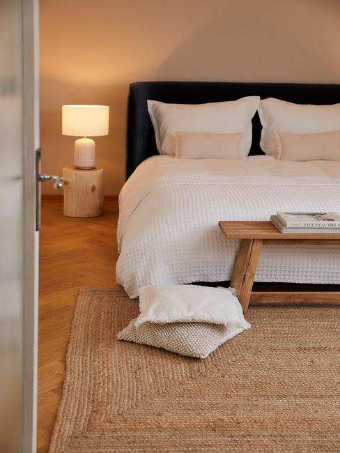 slaapkamer in natuurlijke kleuren en materialen