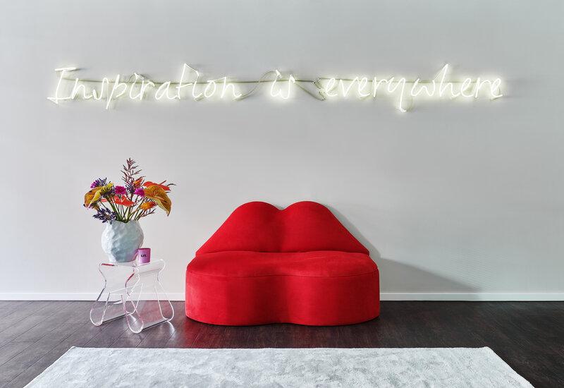 neon verlichting met rode sofa