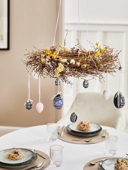 paaskrans boven eettafel