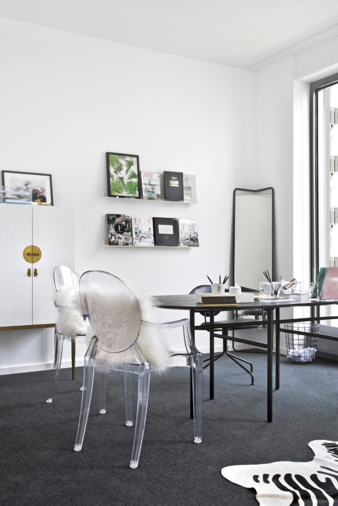 zwarte moderne eettafel met ghost stoelen