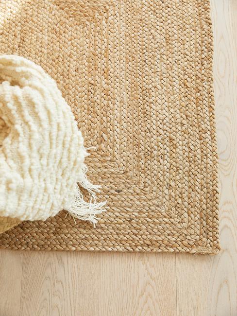 Jute vloerkleed met warm witte plaid