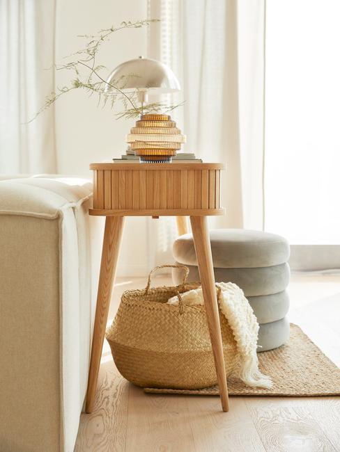 licht houten wandtafel met rieten mand