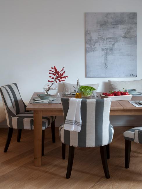 landelijke eettafel met gestreepte eettafelstoelen