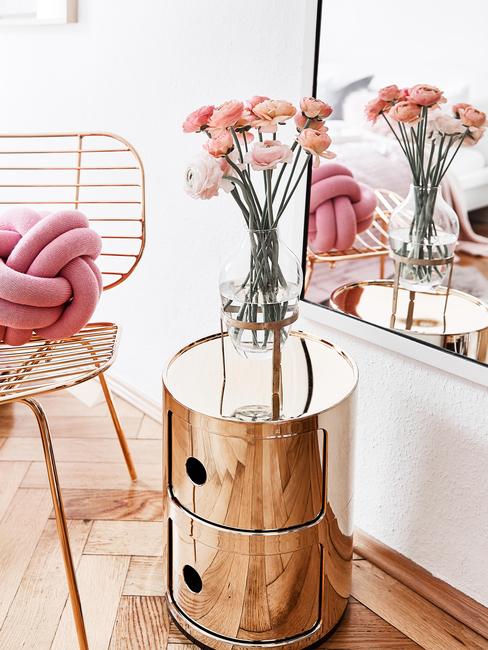 Bijzettafel van geborsteld rvs met transparant glazen vaas met bloemen