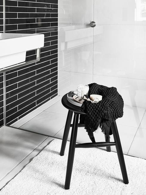 Zwarte kruk in badkamer in moderne stijl