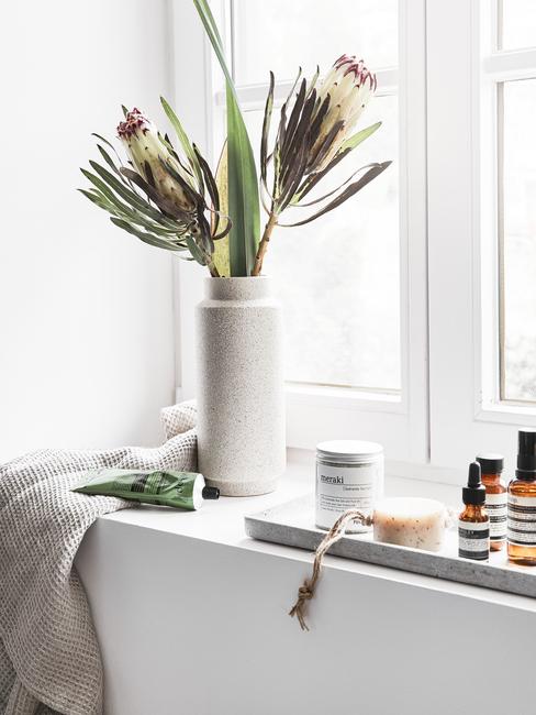 Vensterbank in wit met vaas met bloemen