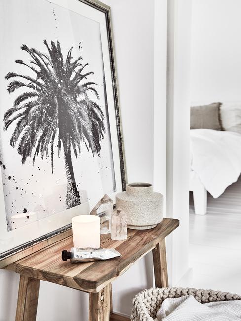 Badkamer decoratie met houten kruk