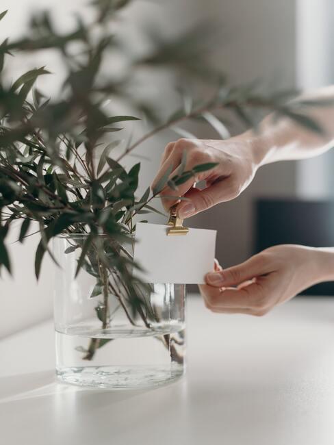 Naamkaartjes in een vaas met bloemen met een clip in goud kleur