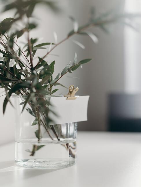 Notities in een vaas met bloemen met een clip in goud kleur