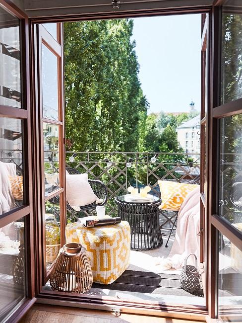 balkon inrichten header balkon inrichten openslaande deuren naar frans balkon met gele accessoires