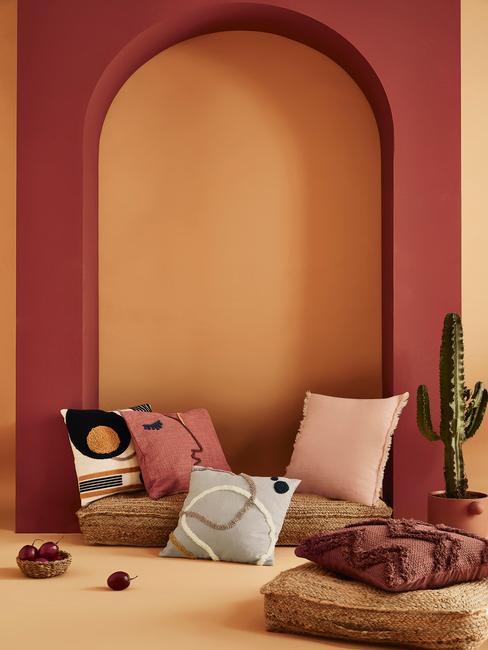 oranje muur met kussens