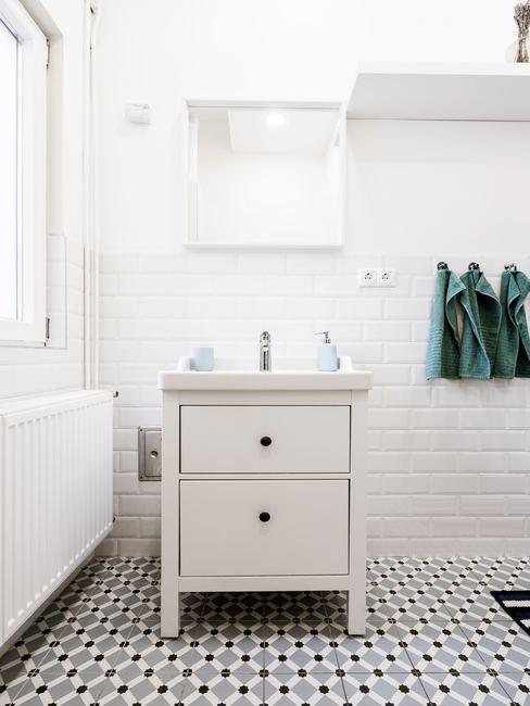 Witte wastafel in witte badkamer
