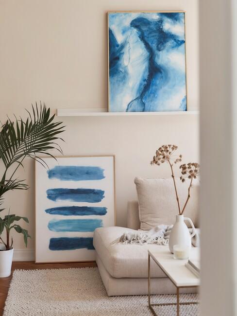 vis decoratie en blauwe posters naast een witte bank