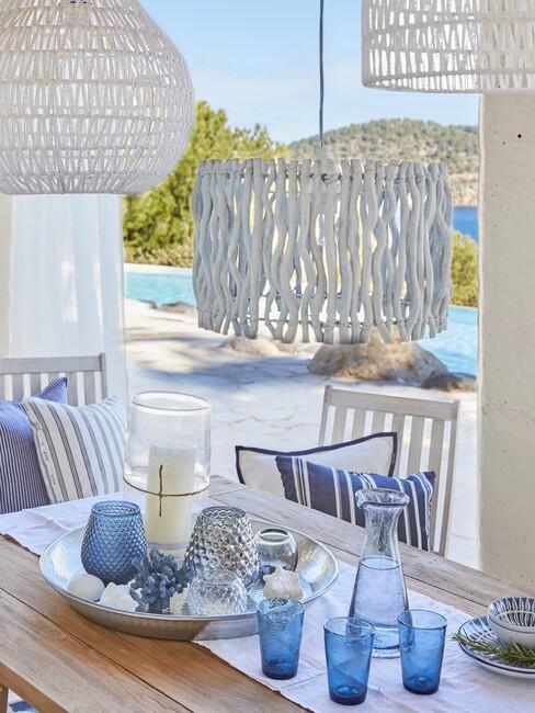 vis decoratie en blauw servies op een houten tafel buiten