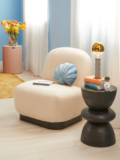 vis decoratie, witte fauteuil en zwarte bijzettafel