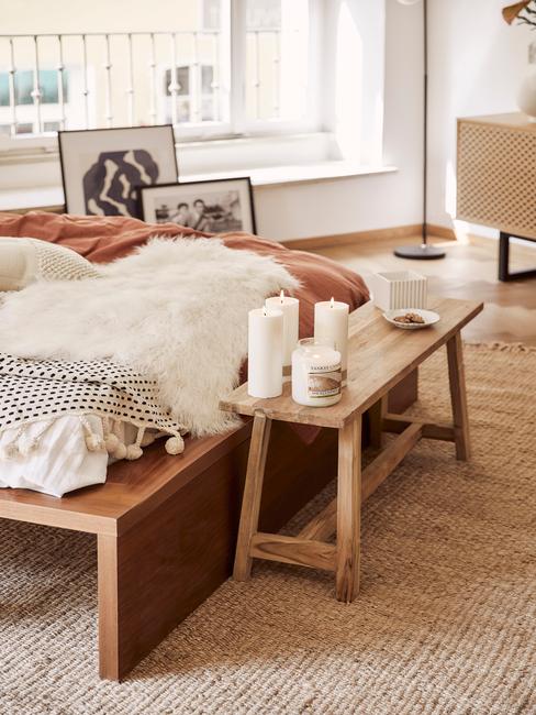 Slaapkamer header Slaapkamer bed met bankje en kaarsen