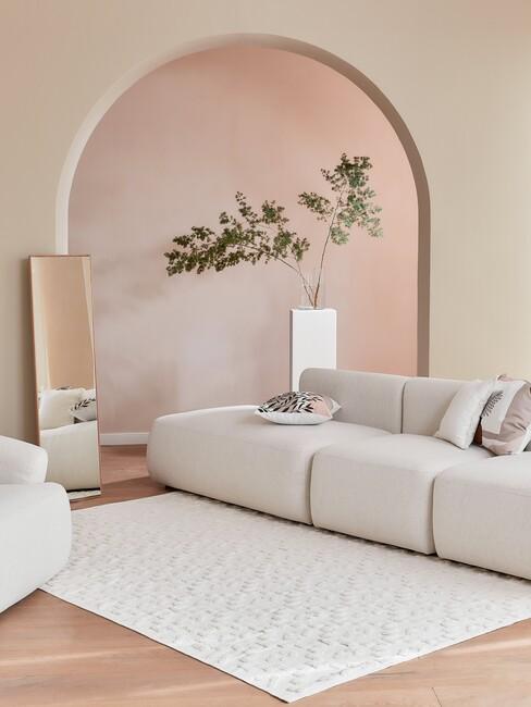 kamer-inrichten_14 kamer inrichten: beige bank met een wit kleed en beige kussens