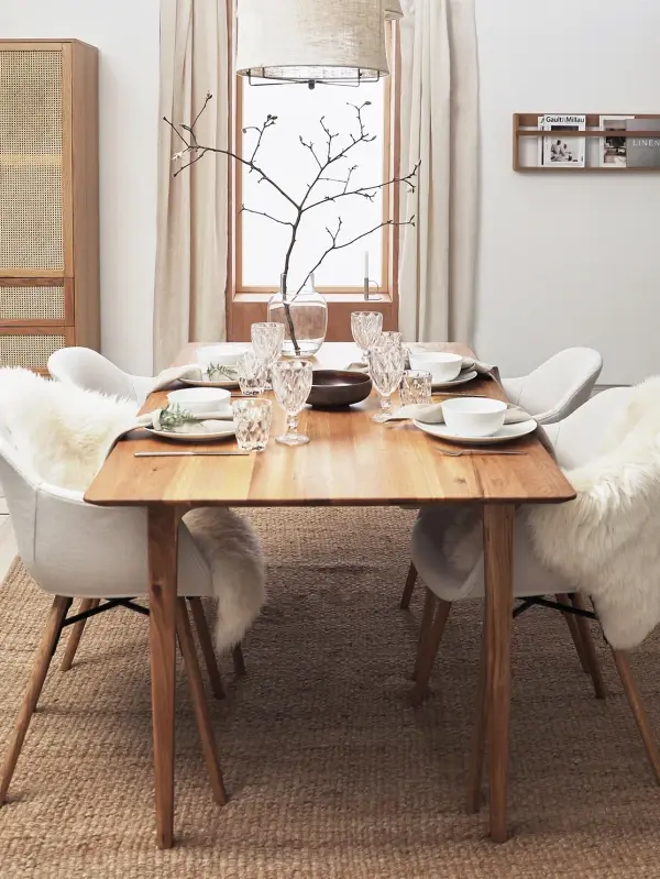 schapenvacht op eetkamerstoelen