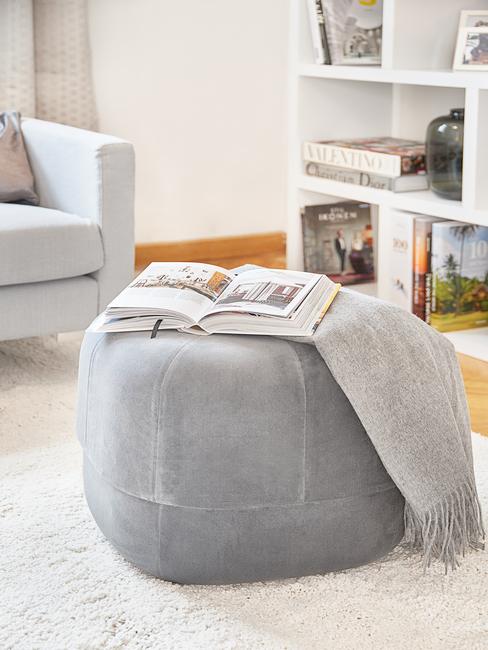 stress verminderen3 Grijze velvet poef met leesboek en warme plaid