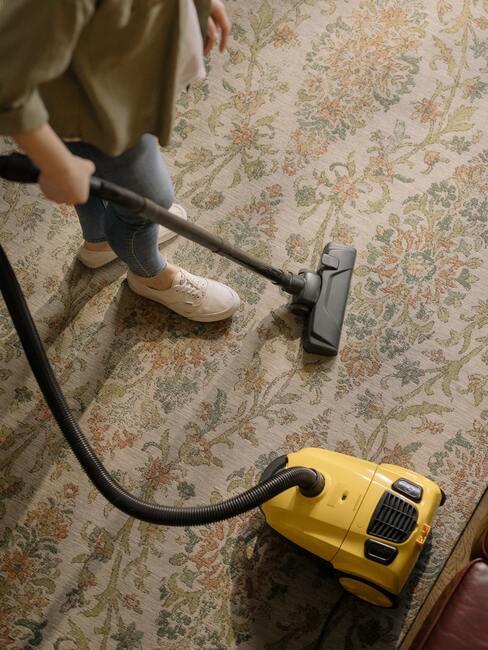 Zorg voor een schoon tapijt door middel van stofzuigen voor het behoud van schone lucht in je huis