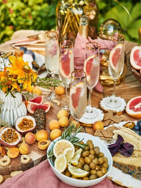 vers fruit op een tafel met drankjes