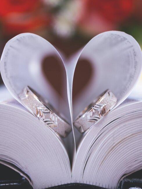 draaiboek-bruiloft_1 boek met bladzijdes gevouwen in een hart met twee trouwringen