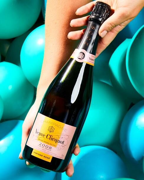 champagne met blauwe ballonnen op de achtergrond