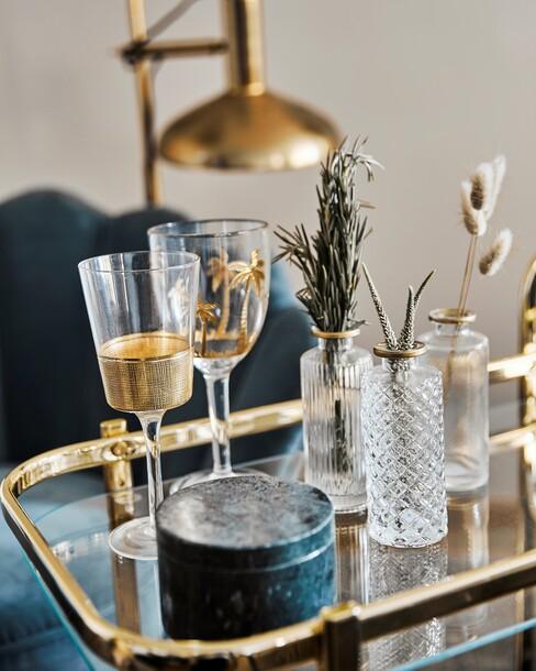 bar cart met whiskeyglazen