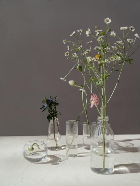 Een eenvoudige opstelling van planten in een modernistische vaas in Japanse stijl Ikebana
