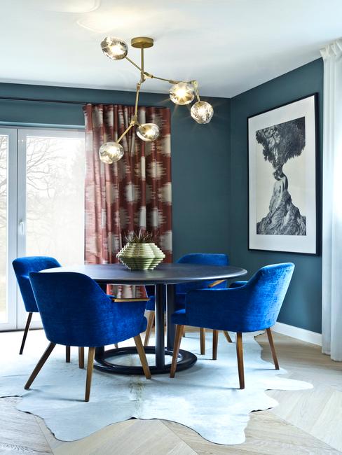 moderne woonkamer met ronde eettafel en statement lamp