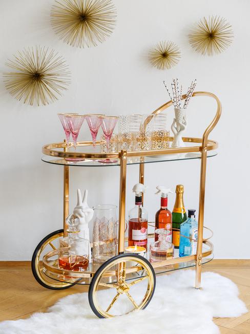 Close-up rose glazenset op bar cart getuigen vragen