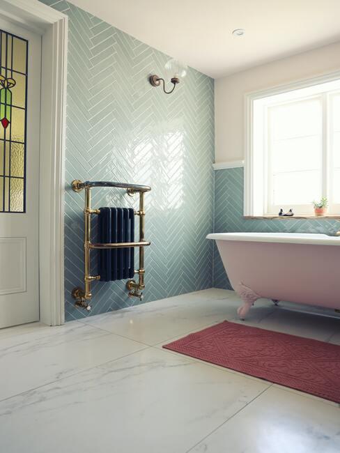 Patchwork: badkamer in decoratieve tegels met een geweldig wit bad en tapijt