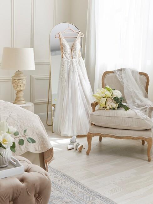 trouwjurk aan hanger in de slaapkamer