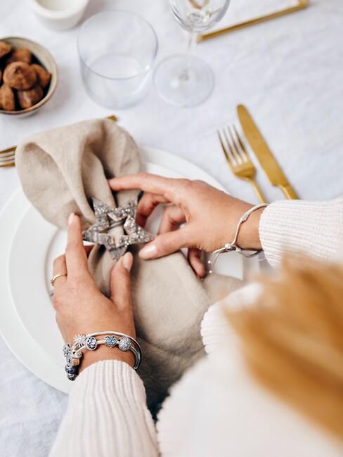 vrouw die servetring plaatst om servet
