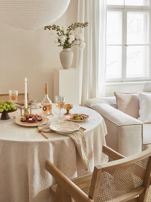 gedekte tafel in landelijke stijl