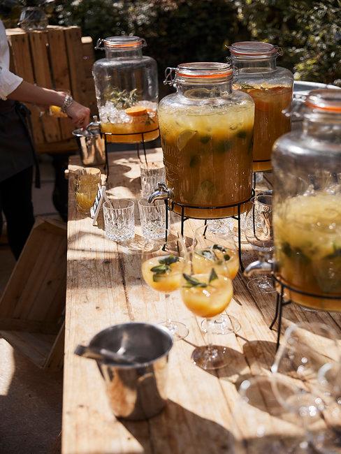Zelf ijsthee maken Drankjes op een houten tafel