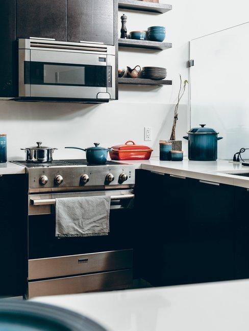 Magnetron met oven in zwarte keuken