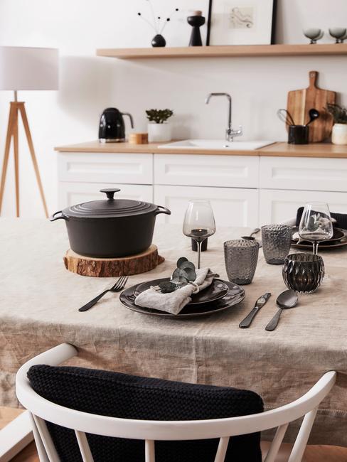 open keuken3 Lichte open keuken met tafel en zwarte pan
